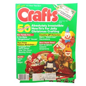 Peut inclure: Un numéro de décembre 1987 du magazine Crafts avec une couverture vert vif. La couverture présente du texte incluant Crafts, 50 Exclusive How-To's For Jolly Christmas Crafting, et des images d'une poupée, d'un cheval à bascule et d'une maison en pain d'épices.