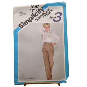 Może przedstawiać: Pakiet z wykrojem do szycia Simplicity w stylu vintage. Opakowanie jest niebiesko-białe z logo Simplicity i napisem "Beginner's Choice Level 3". Na opakowaniu widnieje kobieta w białej koszuli i brązowych spodniach. Rozmiar 8, talia 61 cm.