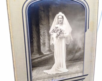 Carte de meuble de mariage vintage, photographie en noir et blanc pour un jour spécial, mariée rougissante à fioritures et fleurs, portrait d'époque