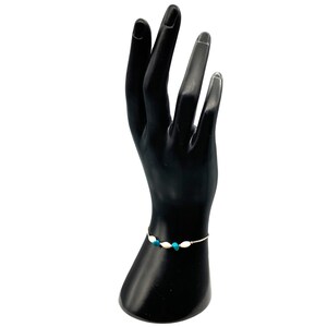 Vintage vloeibaar zilveren armband met parelmoer en turkooizen kralen, sterlingzilver met Doornroosje en dweil
