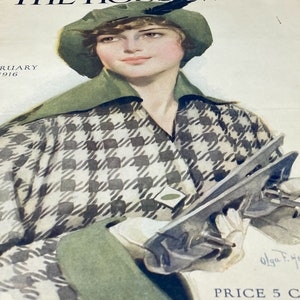 Może przedstawiać: Kobieta w zielonym kapeluszu i czarno-białej kratkowanej kurtce trzyma czasopismo z tekstem "The Housewife" i "Price 5 Cents" na okładce.