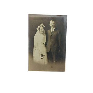 Retrato de boda vintage de novios sobre soporte de cartón