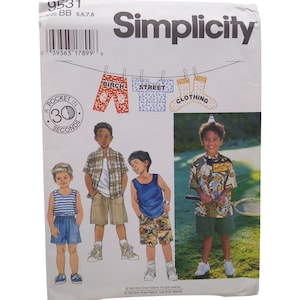 Op de afbeelding: Een Simplicity naaipatroon envelop 9531 voor kinderkleding, maat BB 5, 6, 7, 8. De verpakking bevat illustraties en een foto van kinderen die shorts, hemdjes en overhemden dragen, met de tekst Birch Street Clothing.