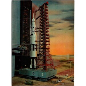 Vintage NASA Saturn V Raketenstartrampe 3d Linsenförmige Postkarte von Asahi Trading Co. Japan