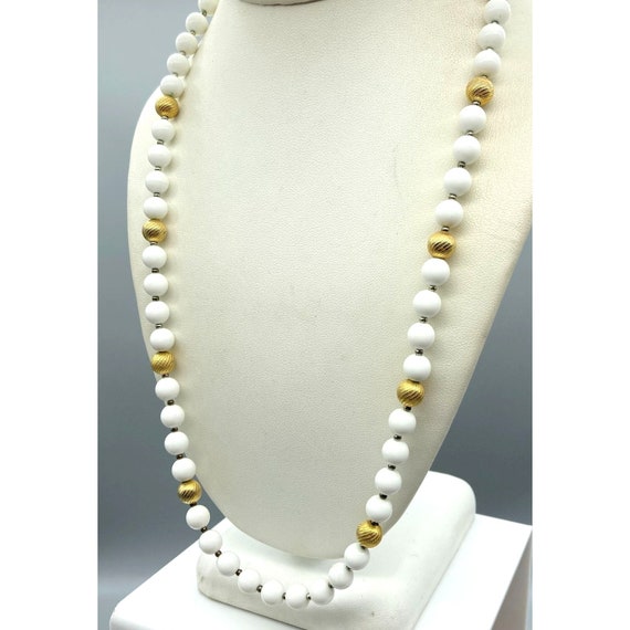 Vintage White Lucite and Textured Gold Tone Beade… - image 3