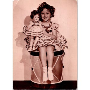 Cartolina da collezione vintage di Shirley Temple con la sua bambola FC-108-89