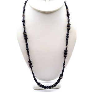 Collier noir en perles de verre et intercalaires argentées, chic vintage