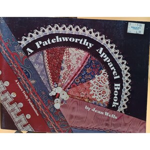 Könnte beinhalten: Ein Buchcover mit einem Patchwork-Design aus verschiedenen Stoffen und Farben. Der Titel lautet "A Patchworthy Apparel Book" von Jean Wells.