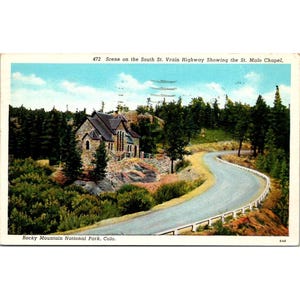 Cartolina d'epoca del 1949 con la cappella di St. Malo in lino, Parco nazionale delle Montagne Rocciose, Colorado, vista panoramica sulla strada.