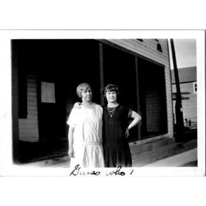 Vintage photo noir et blanc de 1927 femmes posant à l'extérieur, impression permanente haute brillance, filles clapet