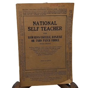 Puede incluir: Un folleto vintage de papel marrón titulado "National Self Teacher" para aprender a tocar el ukelele hawaiano, el banjuke o el violín de parche de taro. El folleto incluye un gráfico y tiene un precio de 25 centavos.