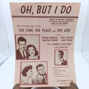 Puede incluir: Una portada de partitura vintage para la canción "Oh, But I Do" de la película de Warner Bros. "The Time, The Place and The Girl". La portada presenta fotos en blanco y negro de las estrellas Dennis Morgan, Jack Carson, Martha Vickers y Janis Paige, así como Carmen Cavallaro y su orquesta.