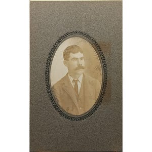 Antikes Vintage Kabinett Karte Foto eines Mannes im Anzug mit Schnurrbart Ovaler Rahmen Grauer Passen Ende 1800 Anfang 1900