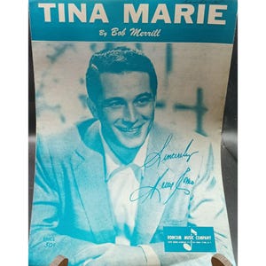 Pode incluir: Partitura de "Tina Marie" de Bob Merrill. A capa apresenta uma imagem a preto e branco de um homem sorrindo de terno. O título está em letras brancas sobre um fundo azul. Inclui uma assinatura e o logotipo da Roncom Music Company.