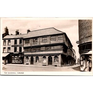Cartão postal vintage RPPC The Guildhall Carlisle Inglaterra Preto e branco Sawyers Farmácia Drapers Loja Foto real