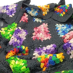 Jeté afghan coloré grand-mère, tricoté à la main ou crocheté vintage multicolore sur noir