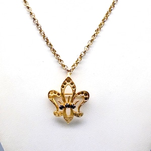 Vintage Fleur de Lis-hangerbroche, elegante goud-gouden Franse symboolspeld met drievoudige granaatkristallen, Mardi Gras French Quarter, Frankrijk