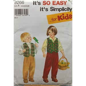 Może przedstawiać: Wzór do szycia w stylu vintage zatytułowany "It's SO EASY it's Simplicity ...for Kids." Wzór przedstawia ilustracje dzieci w strojach, w tym kamizelkach, spodniach i zabawce w kształcie papugi. Rozmiar wzoru to A 2,3,4,5,6,6X.