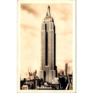 Stara pocztówka NYC RPPC, Empire State Building Nowy Jork, podzielony tył, wysłany bez kosztów dla wojska, z Fort Hancock do Iowa