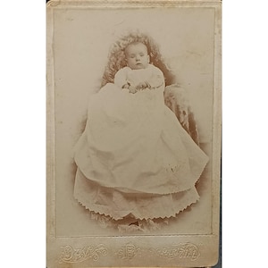 Carte photo pour armoire de bébé victorienne antique, sépia, sur support décoratif
