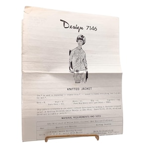 Puede incluir: Patrón de tejido vintage titulado "Design 7146" para una chaqueta de punto con adornos de diamantes. El patrón incluye requisitos de material y tallas para las tallas 32-34, 36-38, 40-42 y 44-46. El patrón está impreso en una hoja de papel doblada.