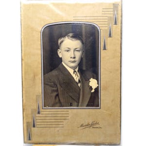 Foto de retrato vintage en sobre de tarjeta de gabinete, original en blanco y negro de un joven elegante con el pelo partido, traje y corbata, de Martin Studio.