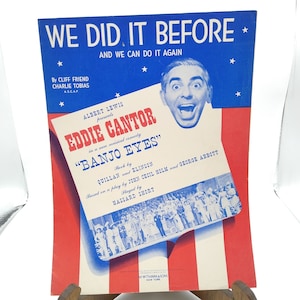 Puede incluir: Una portada de partitura vintage con Eddie Cantor en un diseño patriótico rojo, blanco y azul. El título de la comedia musical es "Banjo Eyes" y el texto dice "We Did It Before and We Can Do It Again".
