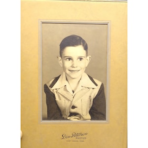 Foto de retrato vintage en tarjeta de gabinete, niño adorable original en blanco y negro con el pelo partido de Peterson Fort Dodge Iowa