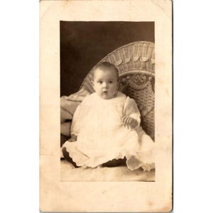 Carte postale photo pour bébé du début des années 1900 avec message manuscrit