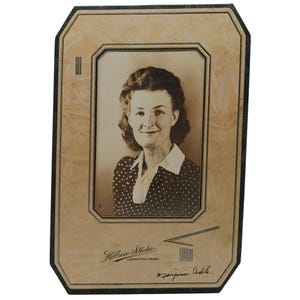 Portrait en studio hébreu vintage belle jeune femme en robe à pois, photographie dans une carte de meuble ornée Lexington, Nebraska