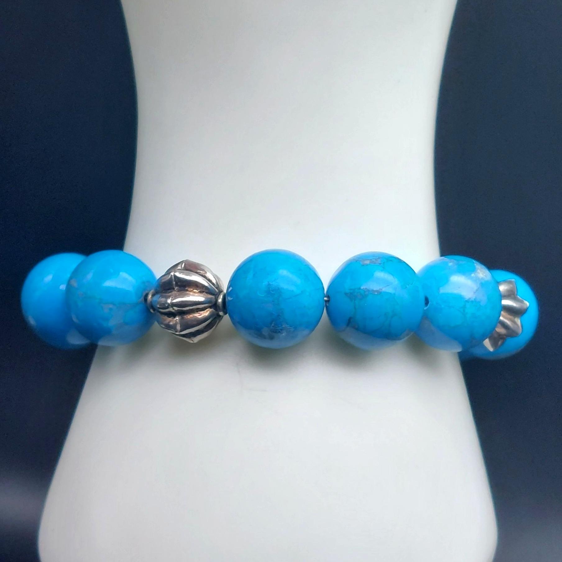 ターコイズブルーのビーズブレスレット、シルバートーンのアクセントと