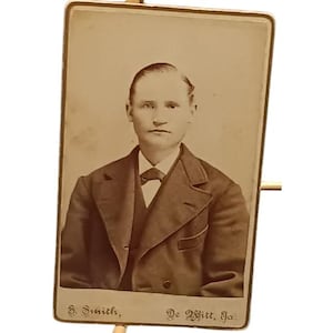 Antieke kastkaart foto van een man in pak en stropdas door E. Smith DeWitt Iowa