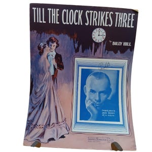 Könnte beinhalten: Ein Vintage-Notenblattcover für das Lied "Till the Clock Strikes Three" von Billy Hill. Das Cover zeigt ein Paar, das in einem Ballsaal tanzt, mit einem Zifferblatt in der oberen rechten Ecke. Die Unterschrift des Komponisten ist in einem gerahmten Porträt unter der Uhr zu sehen.