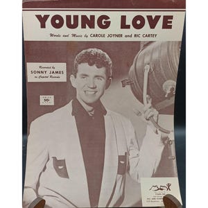 Könnte beinhalten: Notenblatt für "Young Love" mit einem Porträt von Sonny James. Das Cover ist in den Farbtönen Burgunderrot und Weiß gehalten, mit dem Songtitel und den Interpretenangaben. Der Preis ist mit 50 Cent angegeben.