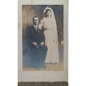 Fotografía de boda antigua en marco de cartón plegado