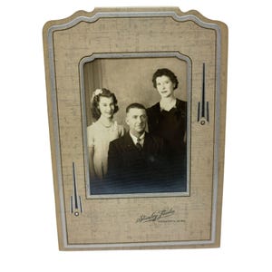 Tarjeta de gabinete familiar vintage con foto de madre, padre e hija