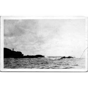 Vintage zwart-wit ansichtkaart vuurtoren en oceaanscène begin jaren 1900
