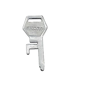Puede incluir: Una llave plateada con la palabra "SHARP" impresa en la cabeza hexagonal. La llave tiene una forma única con un abridor de botellas. La llave está diseñada para un propósito específico.