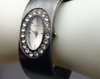 Reloj de pulsera con bisagras y puños abiertos en tono plateado para mujer de Ginebra con detalles de cristal