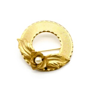 Vintage Elegance Wreath Brooch, Textured Circle Features Pearl Rose Bloom in Gold Tone Setting, Timeless Romantic Gift for Her