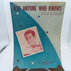 Puede incluir: Partitura vintage "Ask Anyone Who Knows" con un retrato de Eddy Howard. La portada presenta un diseño azul y blanco con estrellas. Publicado por M. Witmark & Sons, Nueva York, N.Y.