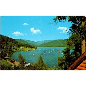 Cartolina d'epoca del lago Vallecito, Colorado, vista panoramica, barche, alberi e montagne