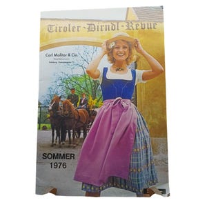 Könnte beinhalten: Ein Vintage-Magazin-Cover mit dem Titel "Tiroler Dirndl-Revue" mit einer Frau in traditioneller bayerischer Tracht. Das Cover enthält den Text "SOMMER 1976" und den Namen "Carl Molitor & Cie."