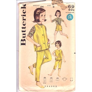 Puede incluir: Un patrón de costura vintage para un atuendo de niña. El patrón incluye un chaleco amarillo y pantalones con una camisa a cuadros. El patrón es de Butterick y es talla 6, con un busto de 24 pulgadas. El patrón tiene un precio de 69 centavos.