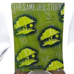Puede incluir: Una portada de partitura vintage para la canción "The Same Old Story" de Michael Field y Newt Oliphant. La portada presenta un fondo verde con un patrón repetitivo de árboles y números.