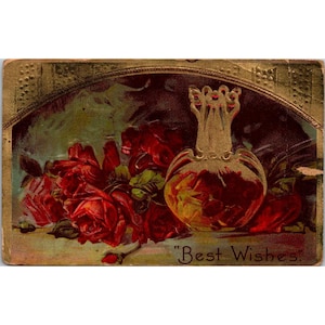 Postal vintage con "Mejores deseos" en relieve con diseño de rosas y jarrón