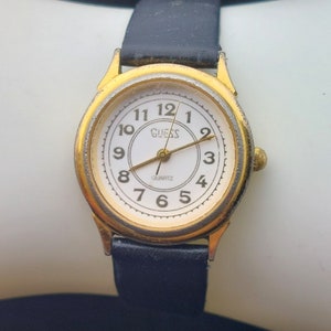 Vintage 1990 Guess Inc. Armbanduhr mit Schwarzem Lederband & Goldfarbenem Gehäuse