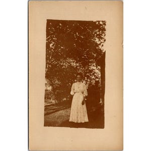 Carte postale RPPC avec photo réelle antique, sépia, représentant une femme en robe par Solio