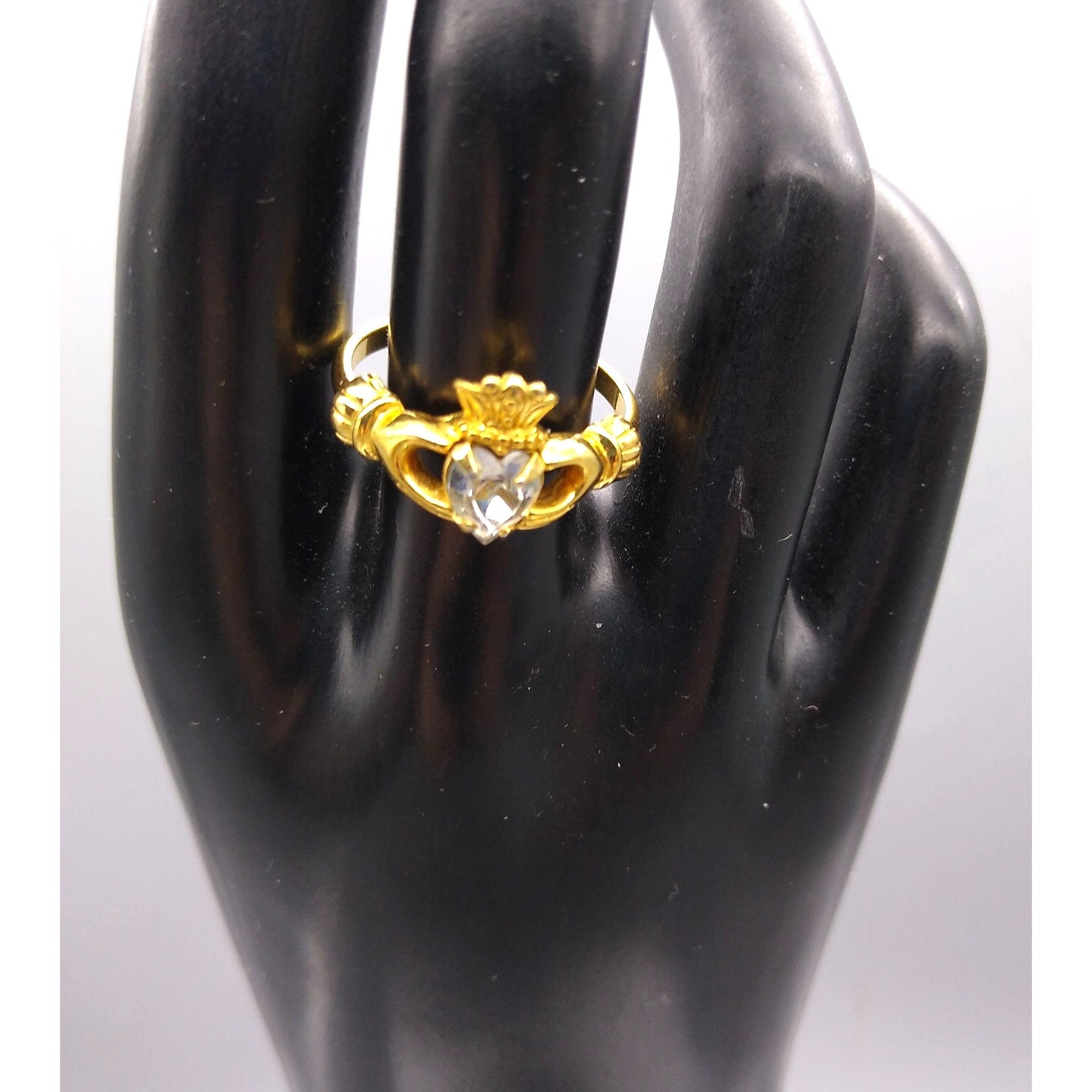 Sister wives shop claddagh ring