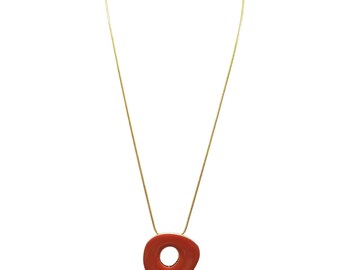 Collar vintage de cadena de serpiente en tono dorado con colgante abstracto de esmalte rojo